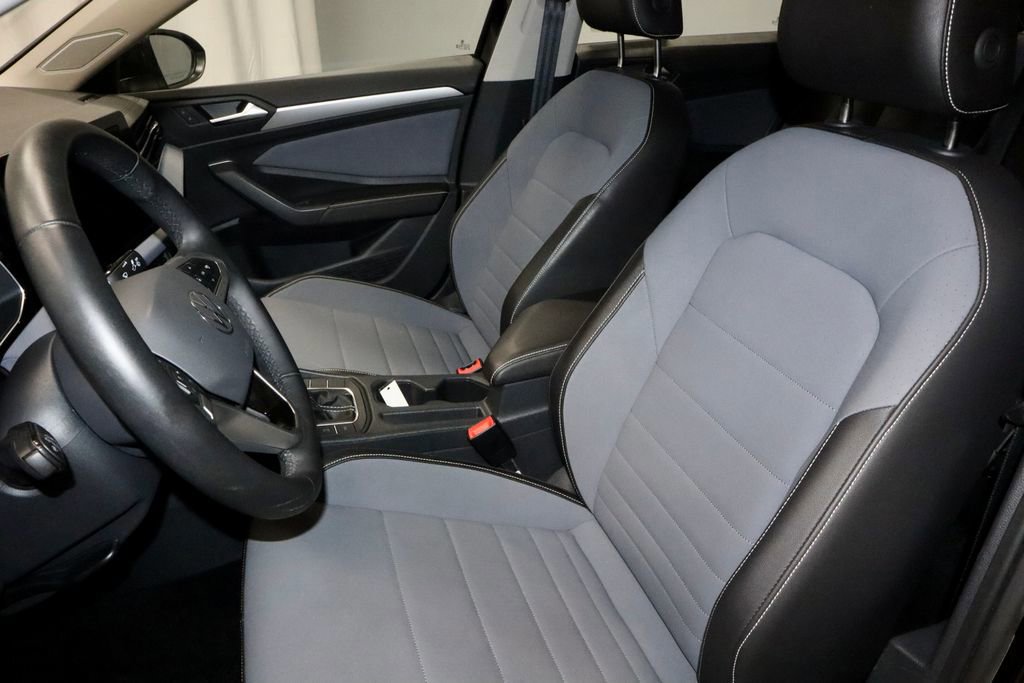 Used 2025 Volkswagen Jetta SE image 25