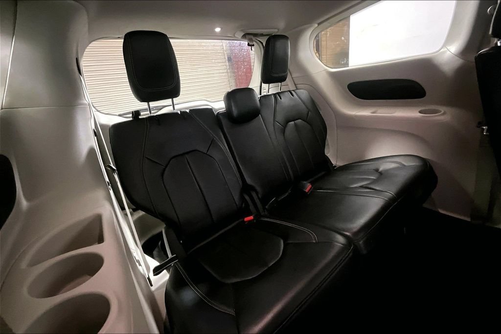 Used 2023 Chrysler Pacifica Touring-L FWD image 23