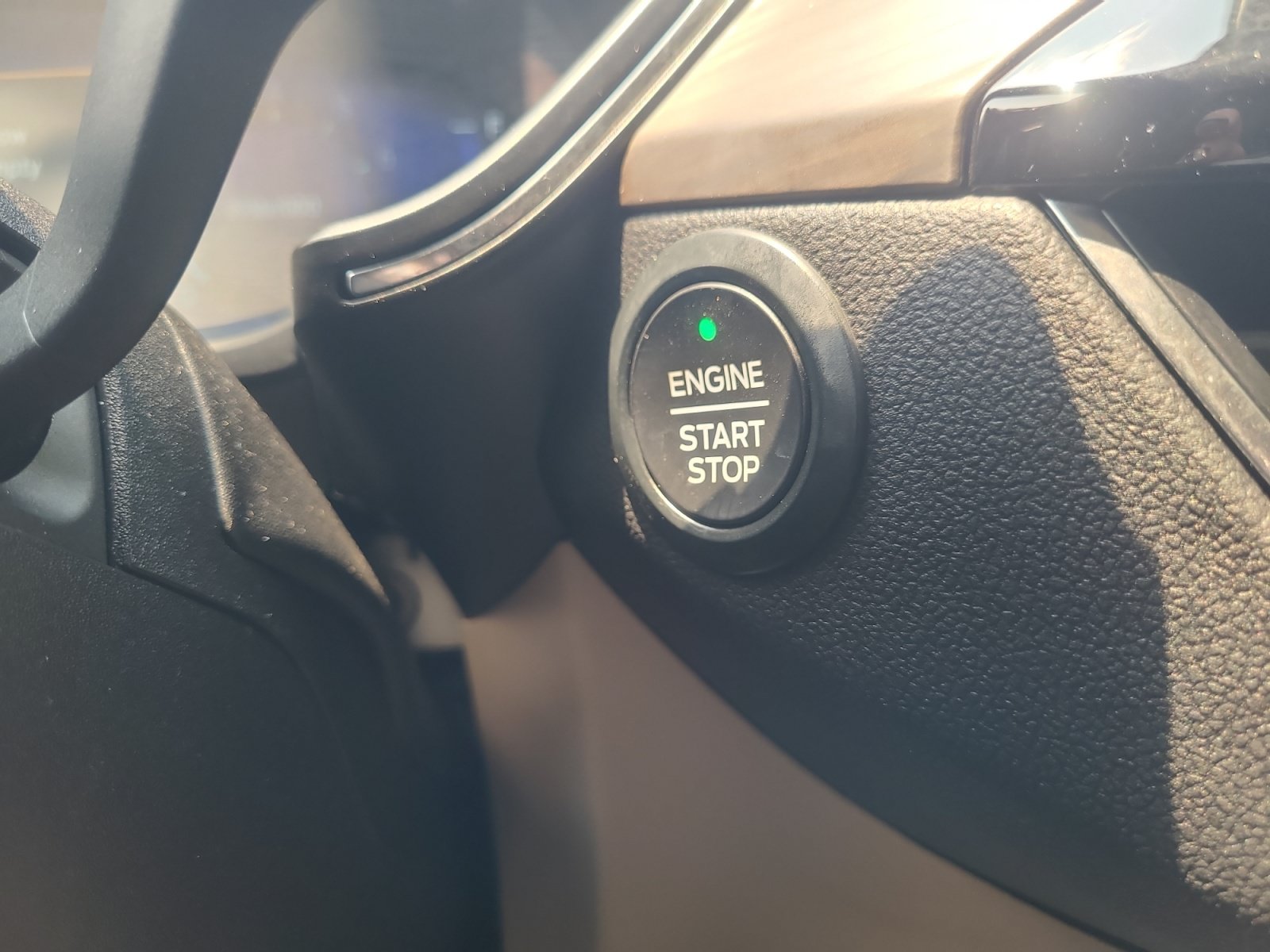 Certified 2020 Ford Escape Titanium AWD/4WD image 30