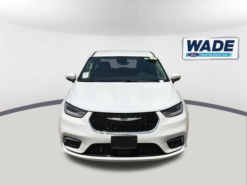 Used 2023 Chrysler Pacifica Touring-L FWD image 2