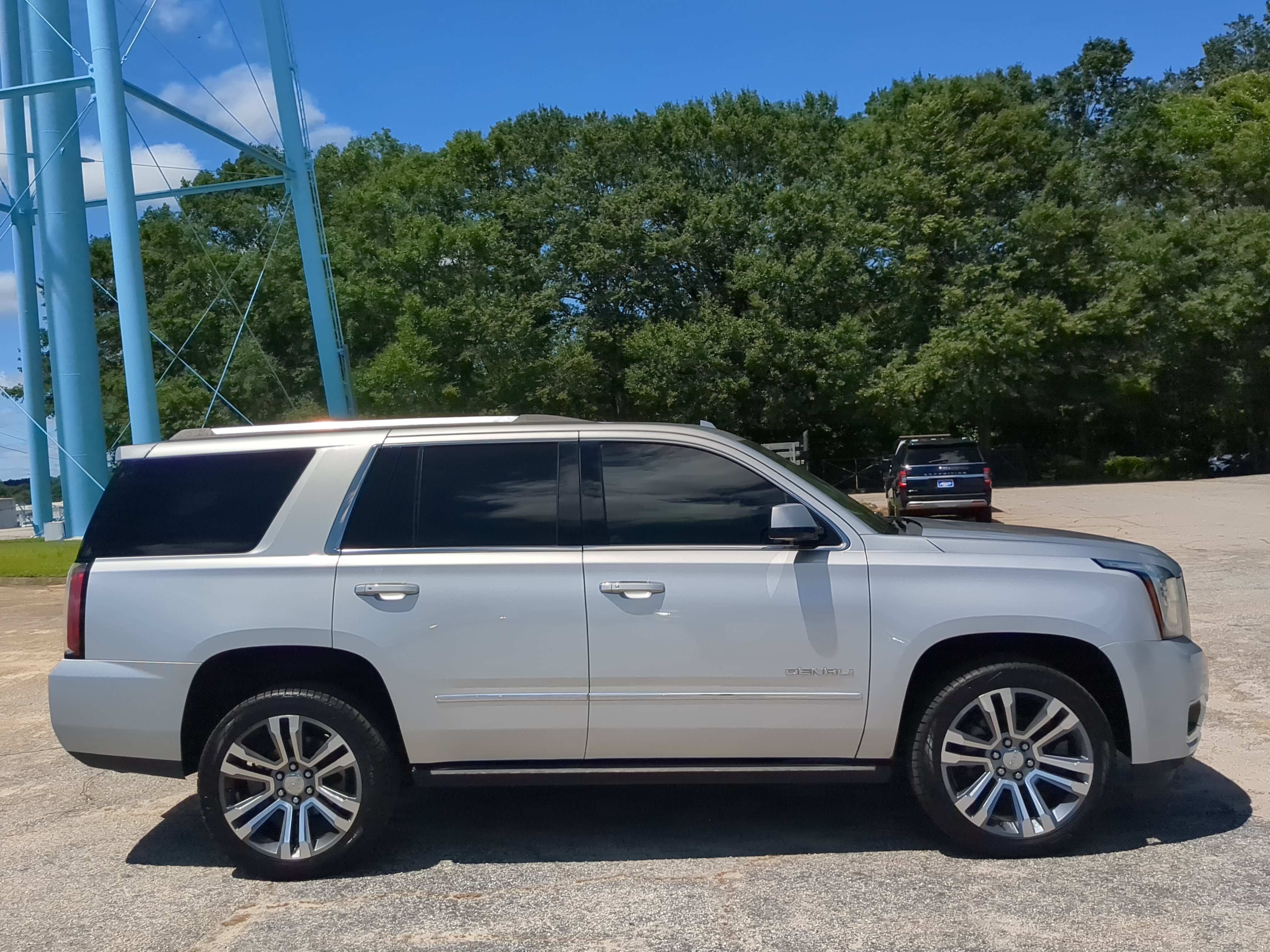 Used 2019 GMC Yukon Denali w/ Denali Ultimate Package AWD/4WD image 2