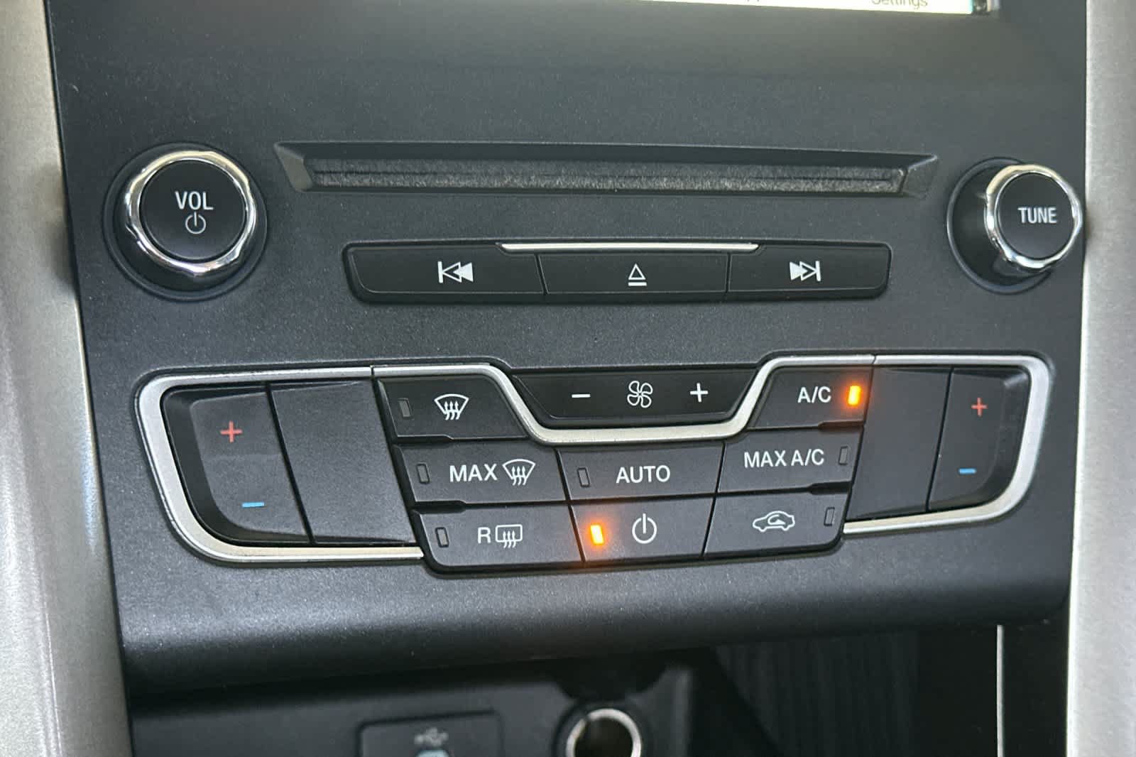 Certified 2018 Ford Fusion SE w/ Fusion SE Technology Package FWD image 19