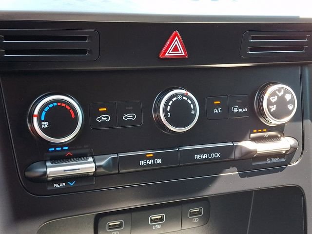 Used 2023 Kia Carnival LX FWD image 17