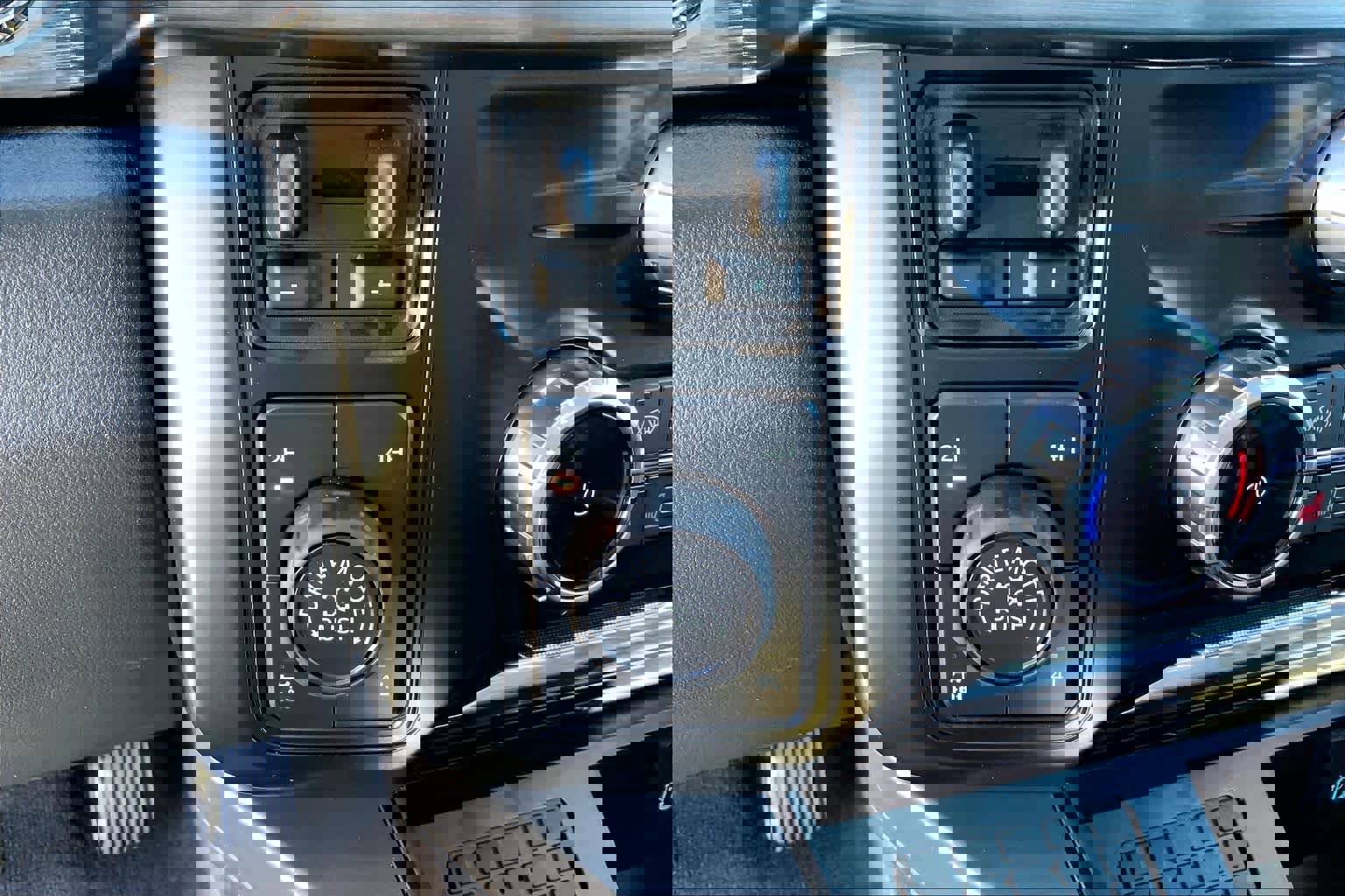 Certified 2026 Ford F250 Lariat w/ Tremor Off-Road Package image 32