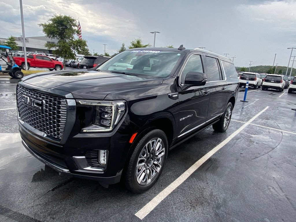 Used 2024 GMC Yukon XL Denali Ultimate AWD/4WD image 3