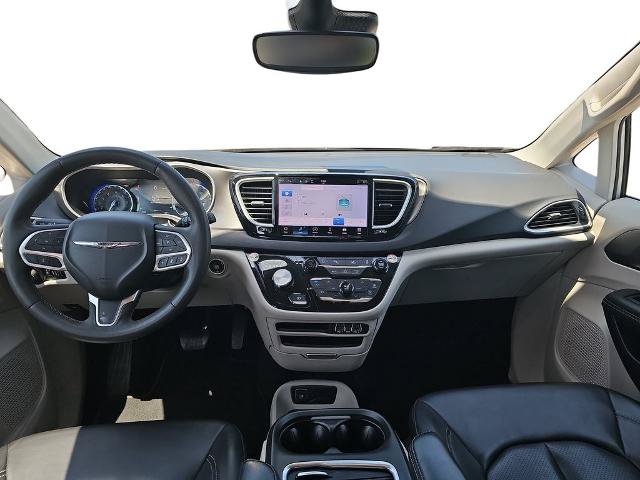 Used 2023 Chrysler Pacifica Touring-L FWD image 9