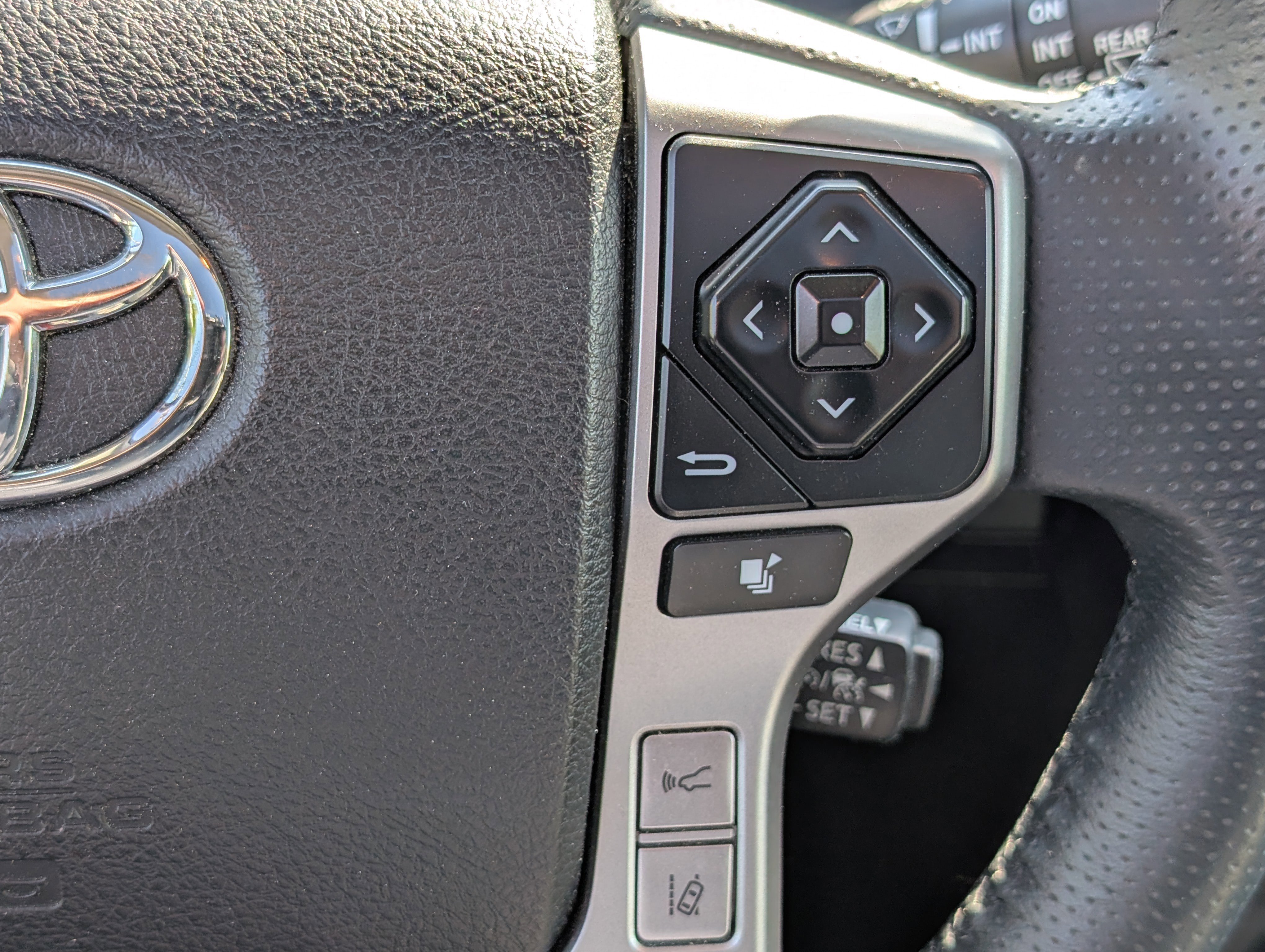 Used 2020 Toyota 4Runner SR5 Premium w/ Moonroof Package AWD/4WD image 27