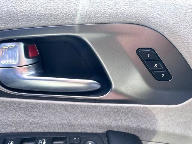 Used 2020 Chrysler Pacifica Touring-L FWD image 21
