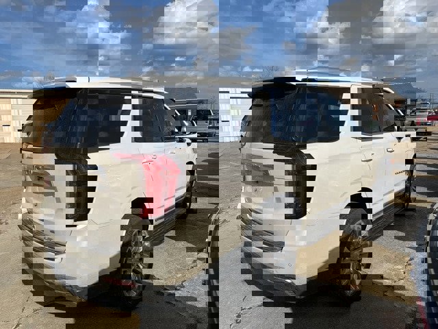 Used 2023 GMC Yukon SLT w/ SLT Premium Package image 2