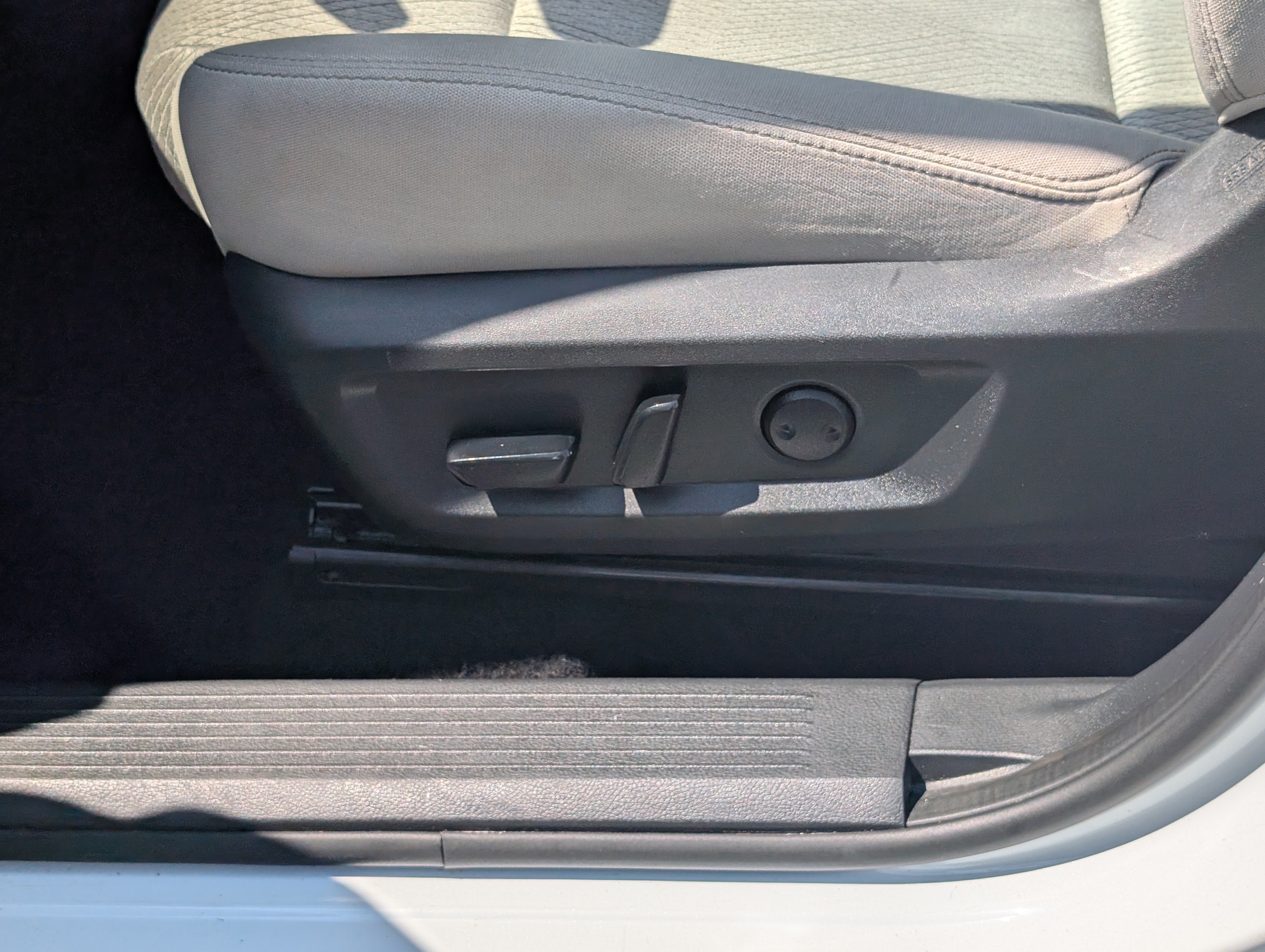 Used 2025 Nissan Rogue SV FWD image 19