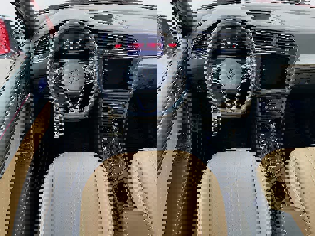 Used 2024 Volkswagen Tiguan SE R-Line image 13