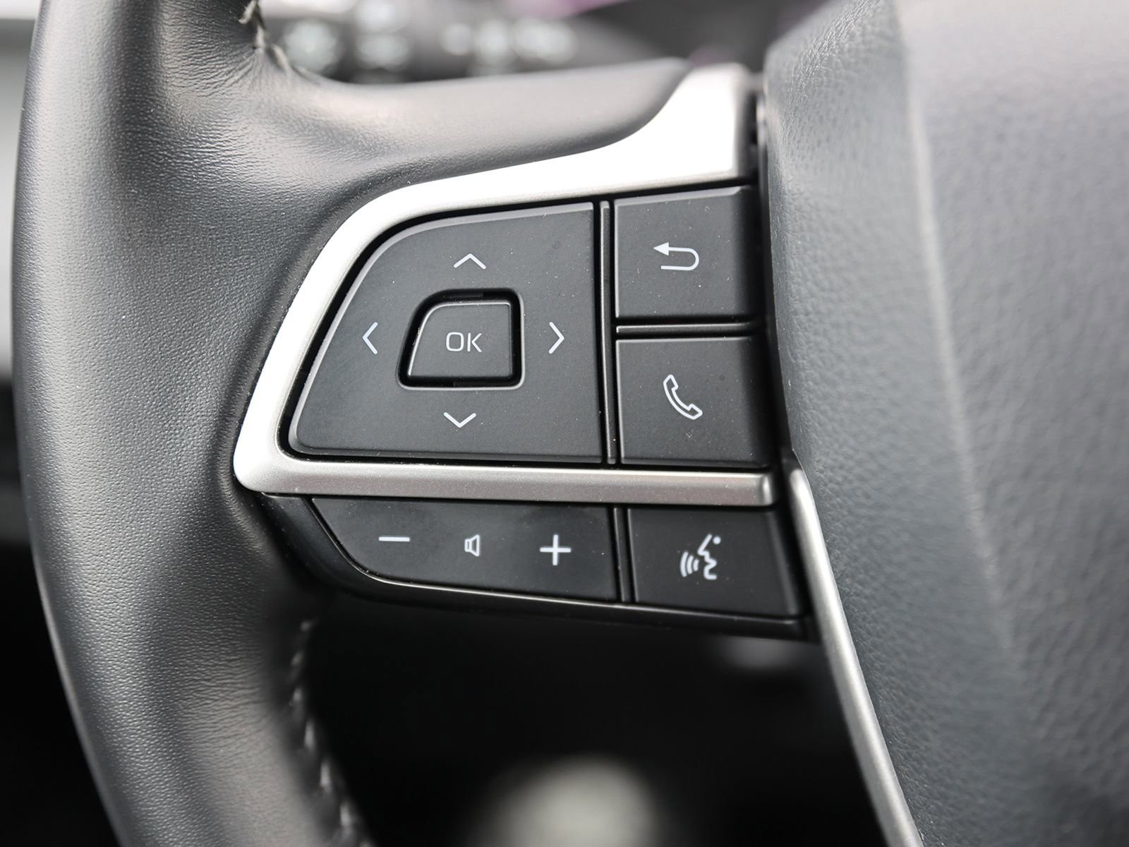 Used 2023 Toyota Highlander XLE AWD/4WD image 41