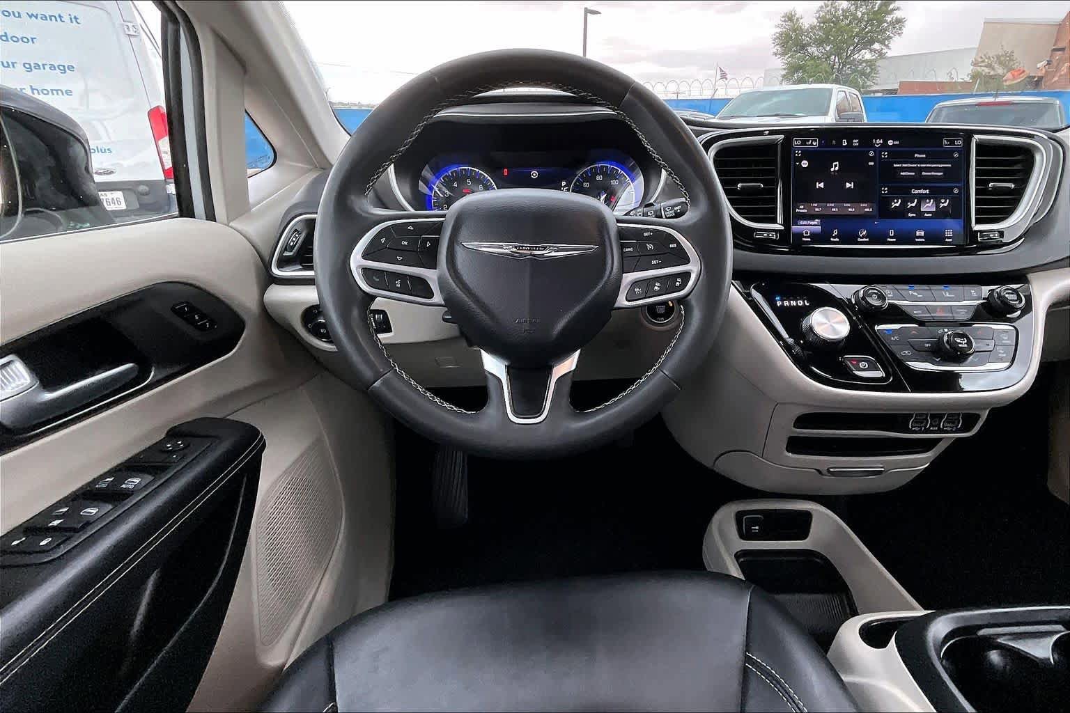 Used 2024 Chrysler Pacifica Touring-L FWD image 6