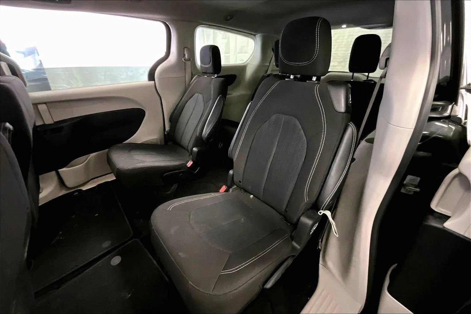 Used 2022 Chrysler Voyager LX image 25