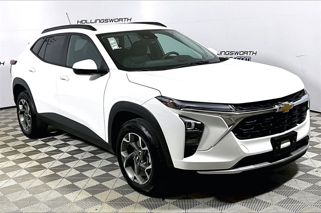 Used 2025 Chevrolet Trax LT w/ LT Convenience Package image 3