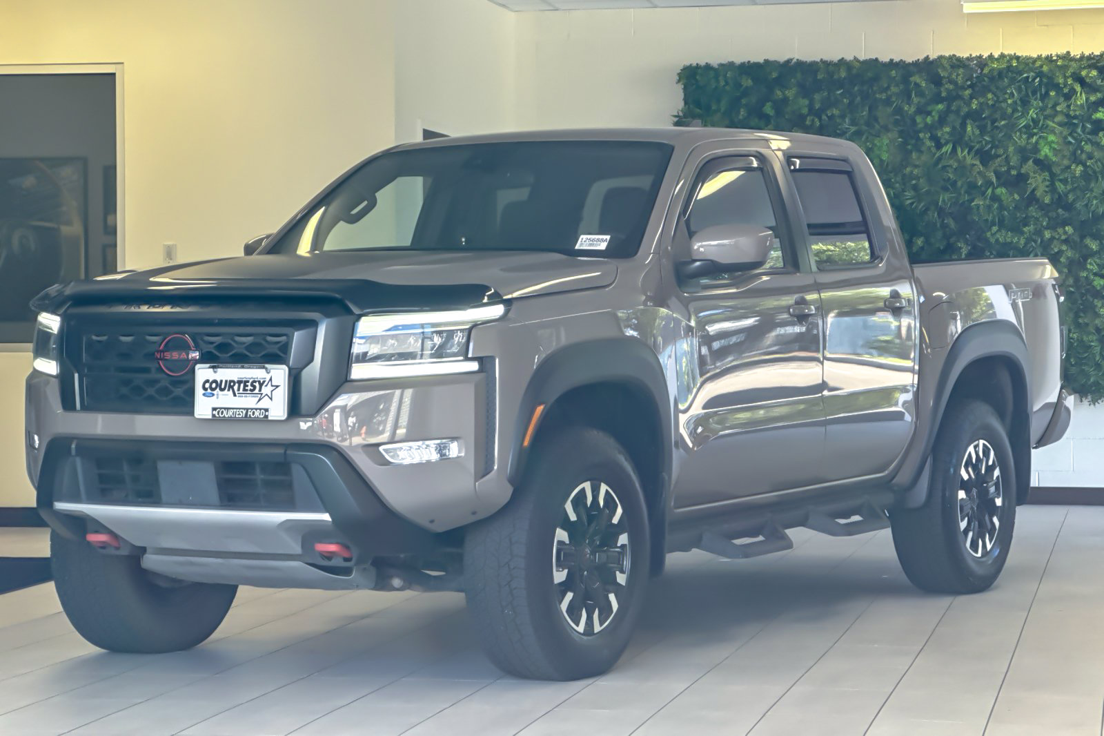 Used 2023 Nissan Frontier PRO-4X w/ Tow Package AWD/4WD image 8