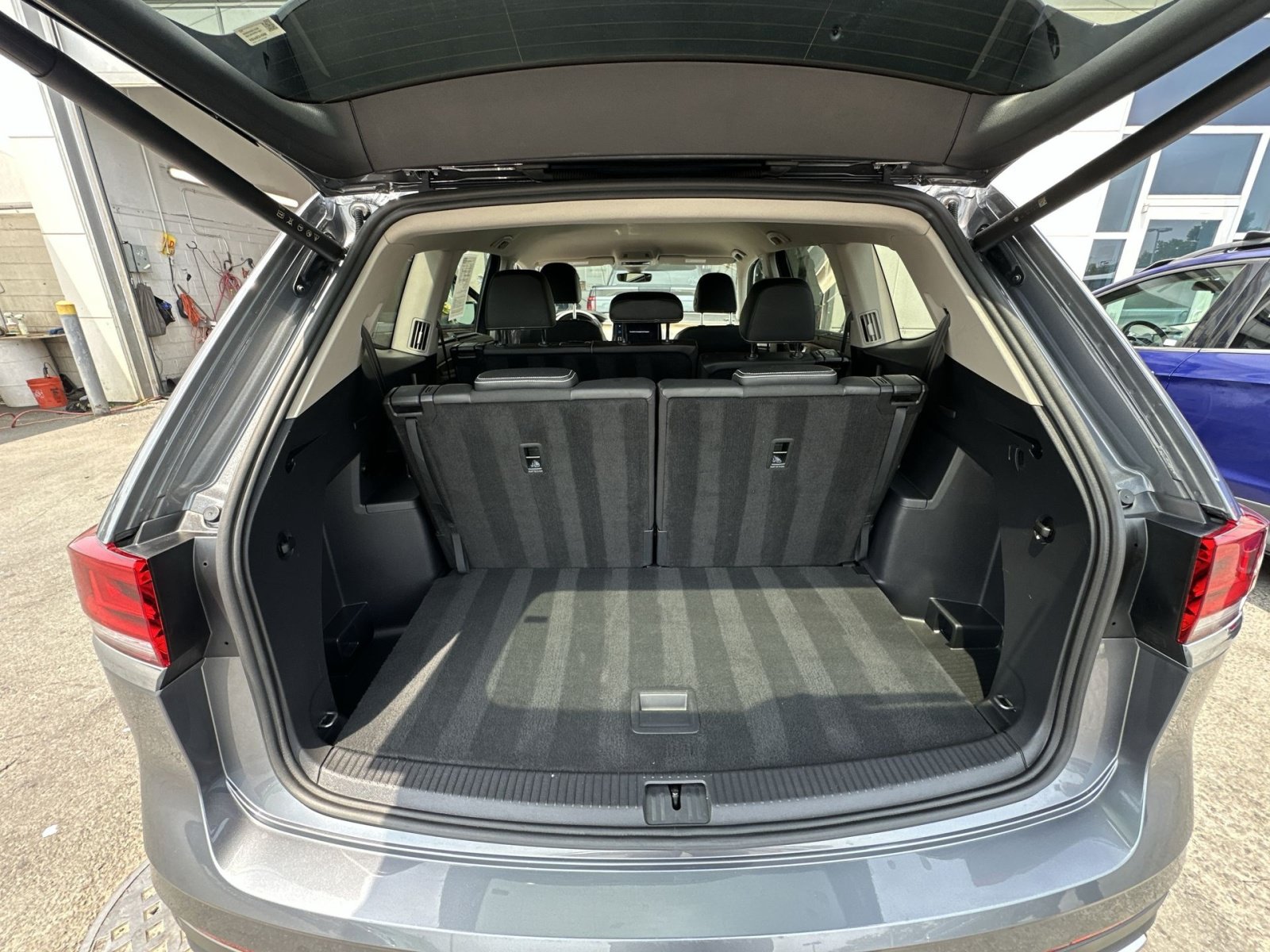 Used 2025 Volkswagen Atlas SE AWD/4WD image 33