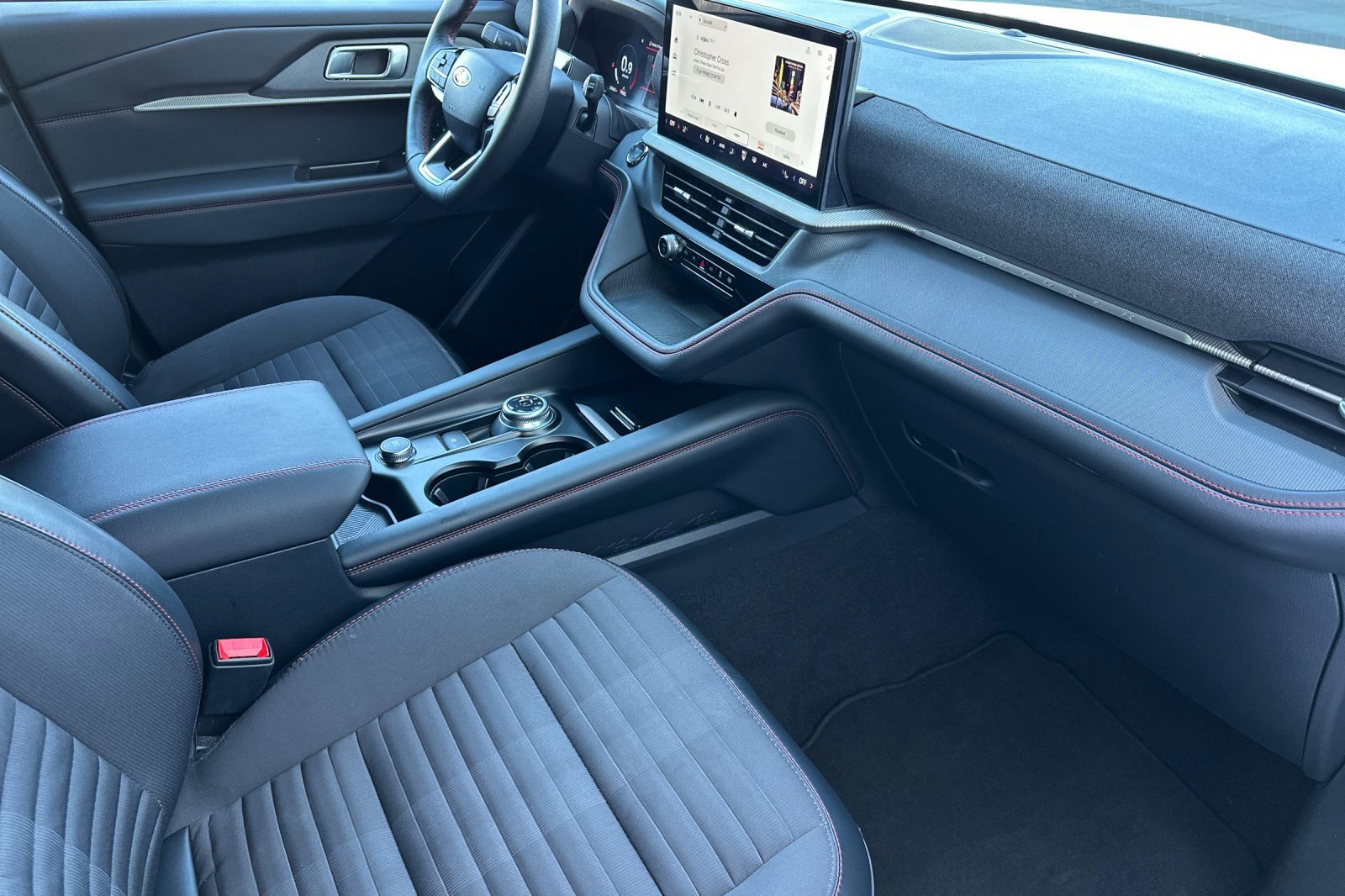 Certified 2025 Ford Explorer ST-Line w/ ST-Line Street Pack image 17