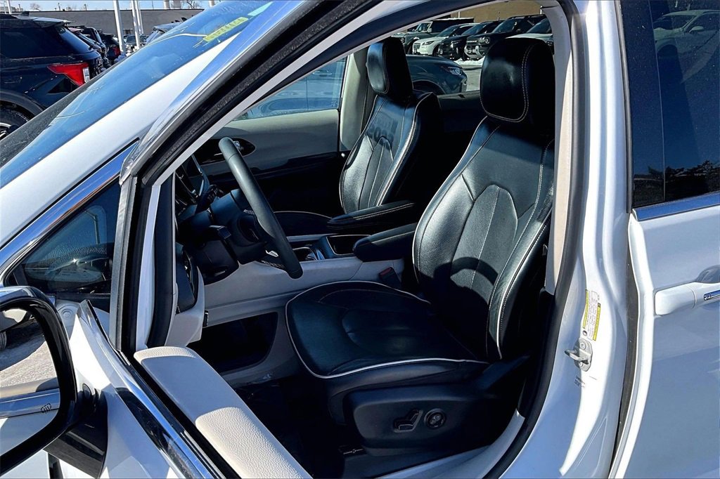 Used 2023 Chrysler Pacifica Limited image 24