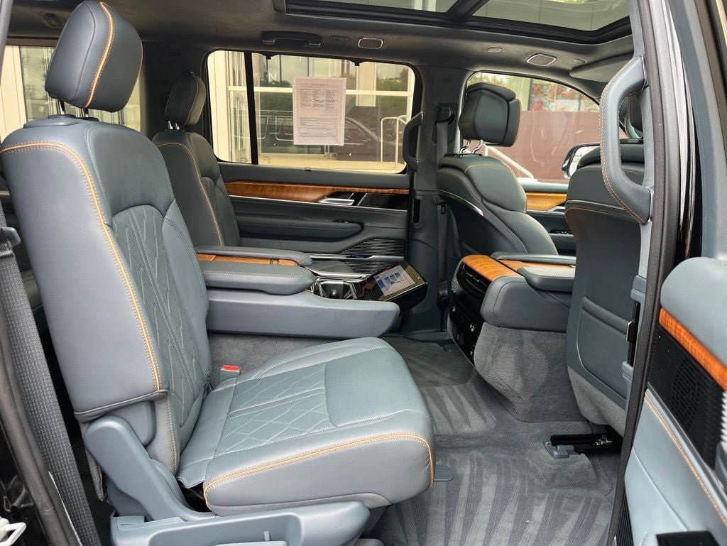 Used 2022 Jeep Grand Wagoneer Series III AWD/4WD image 22