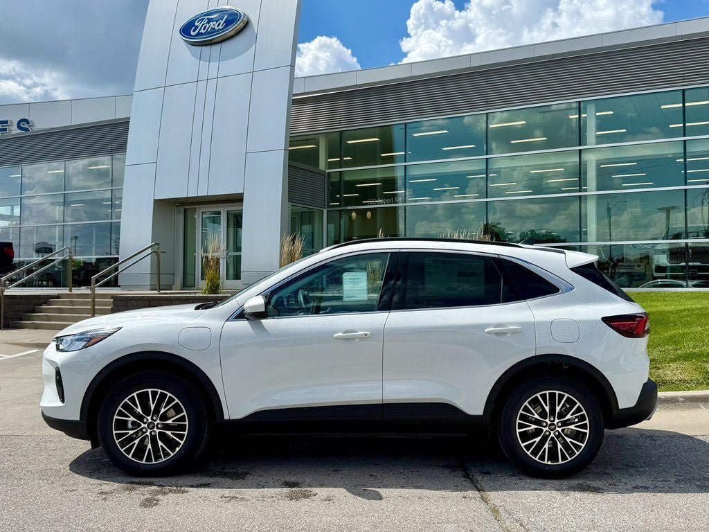 Certified 2025 Ford Escape SE FWD image 2