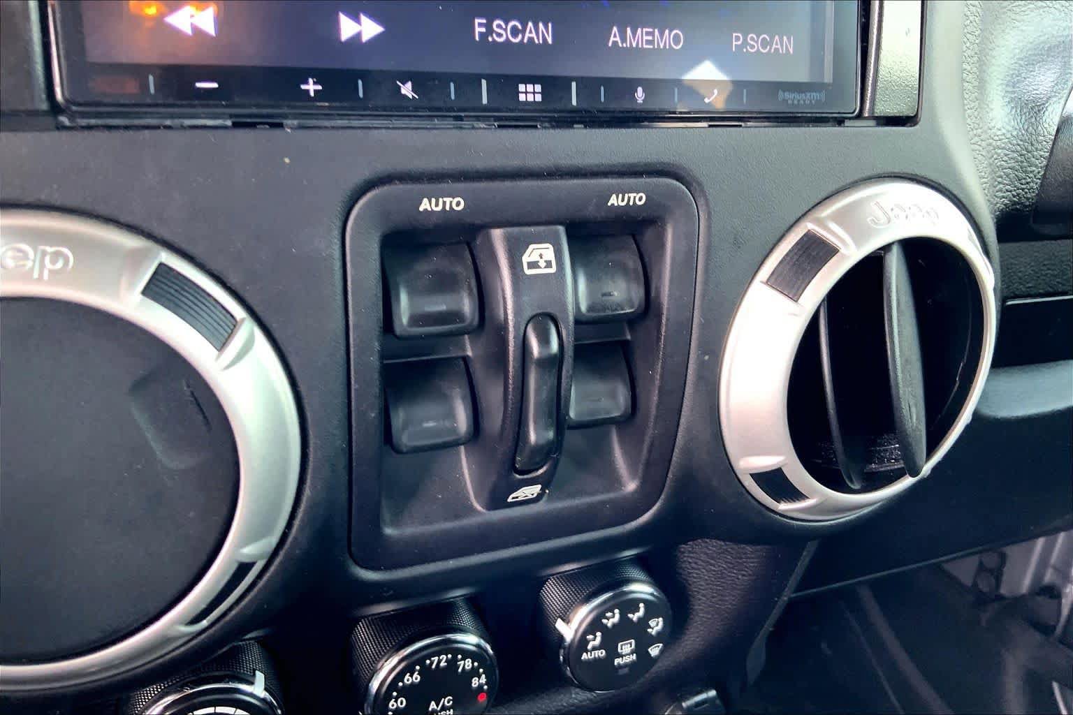 Used 2018 Jeep Wrangler Unlimited Rubicon w/ Connectivity Group AWD/4WD image 30