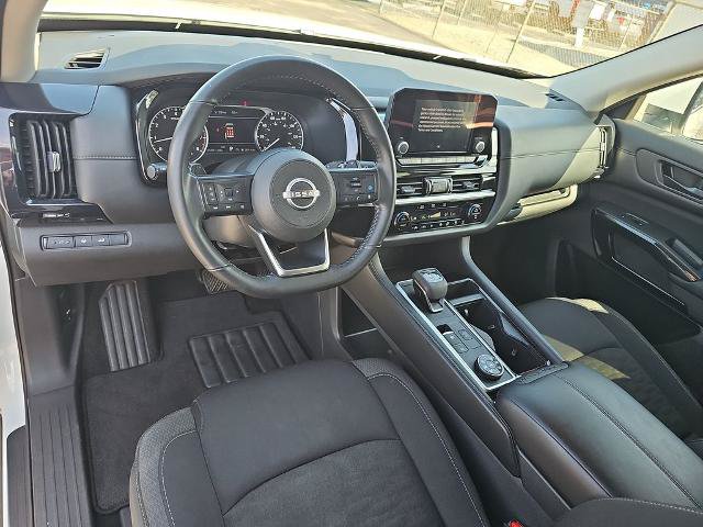 Used 2025 Nissan Pathfinder SV AWD/4WD image 16