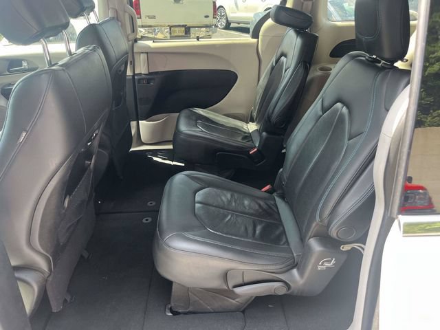 Used 2021 Chrysler Pacifica Touring-L FWD image 13