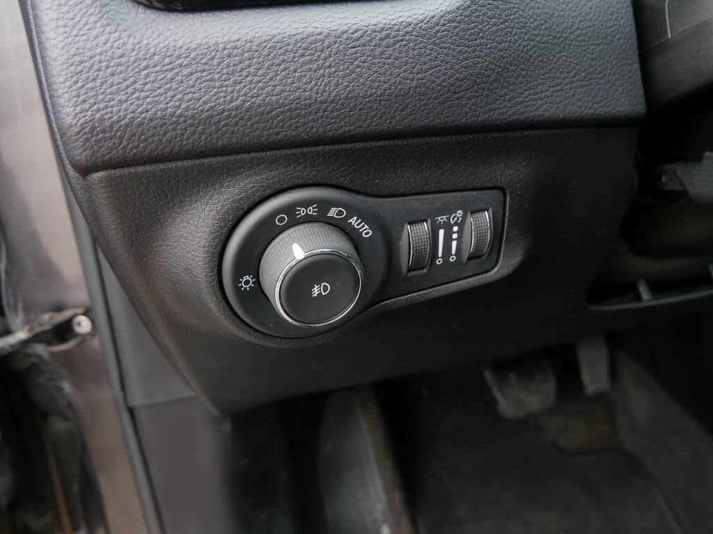 Used 2018 Jeep Compass Limited w/ Navigation Group AWD/4WD image 16