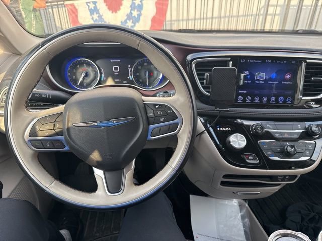 Used 2017 Chrysler Pacifica Limited image 4