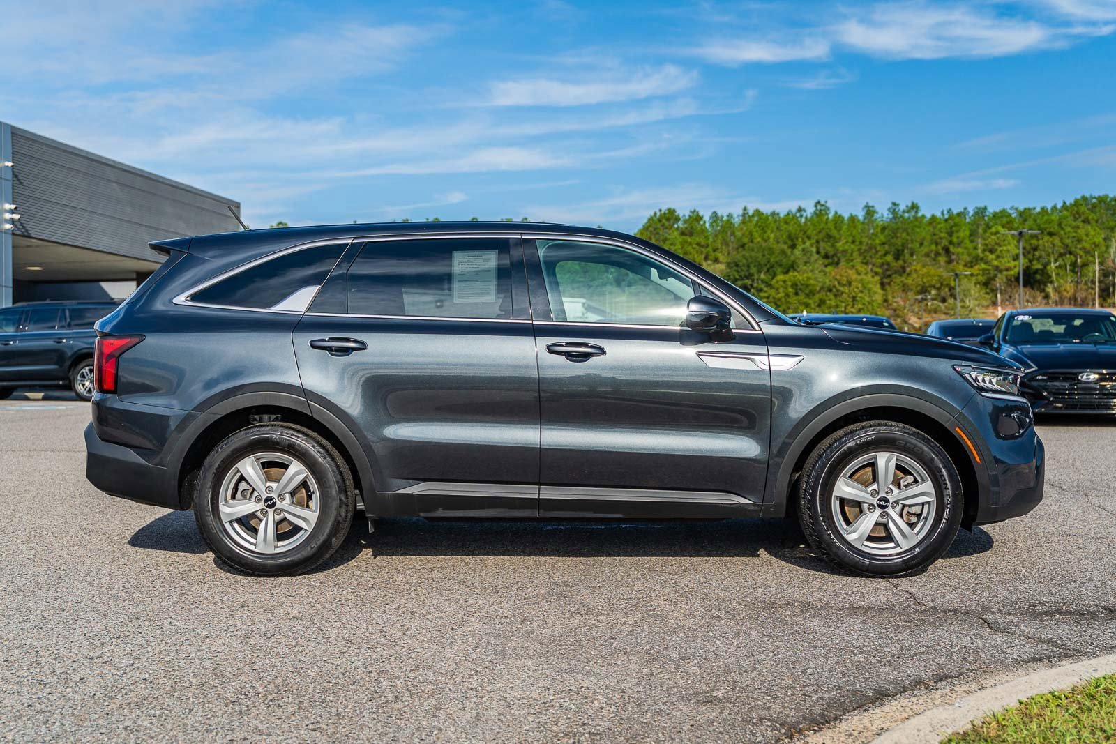 Used 2023 Kia Sorento LX image 6