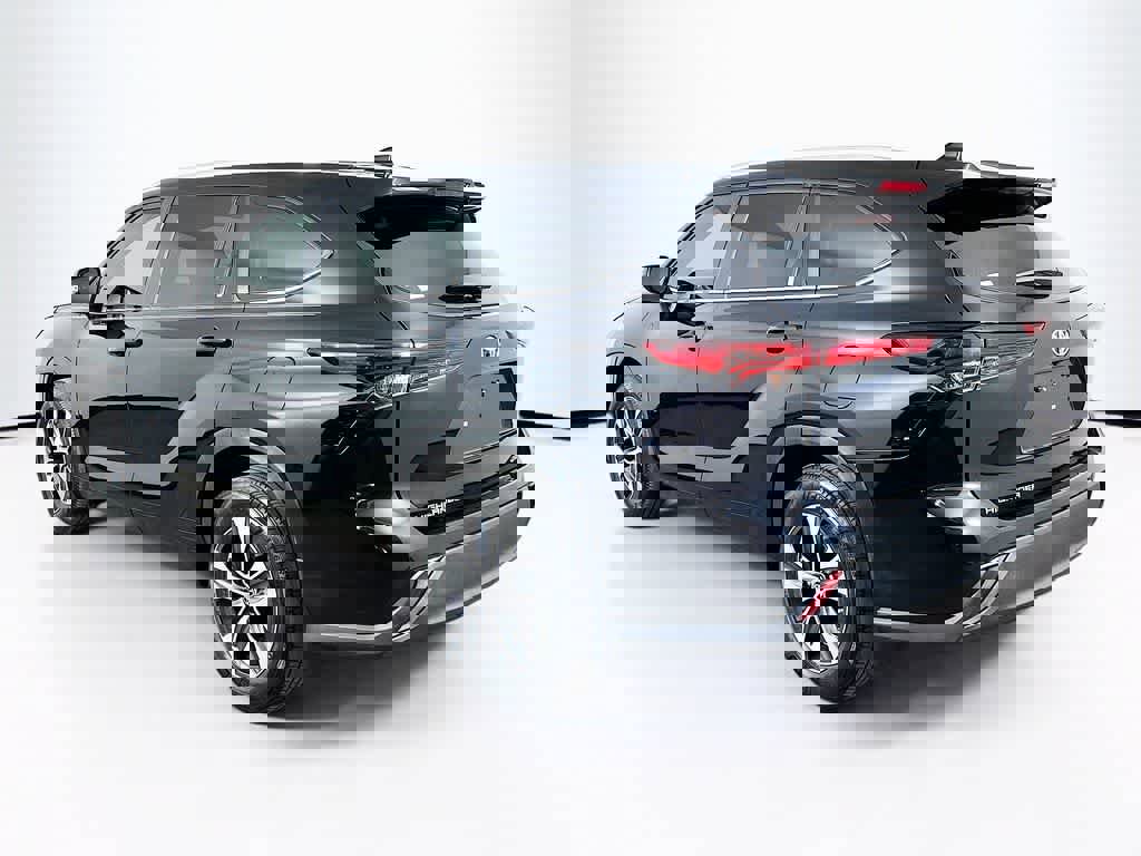 Used 2023 Toyota Highlander XLE image 4