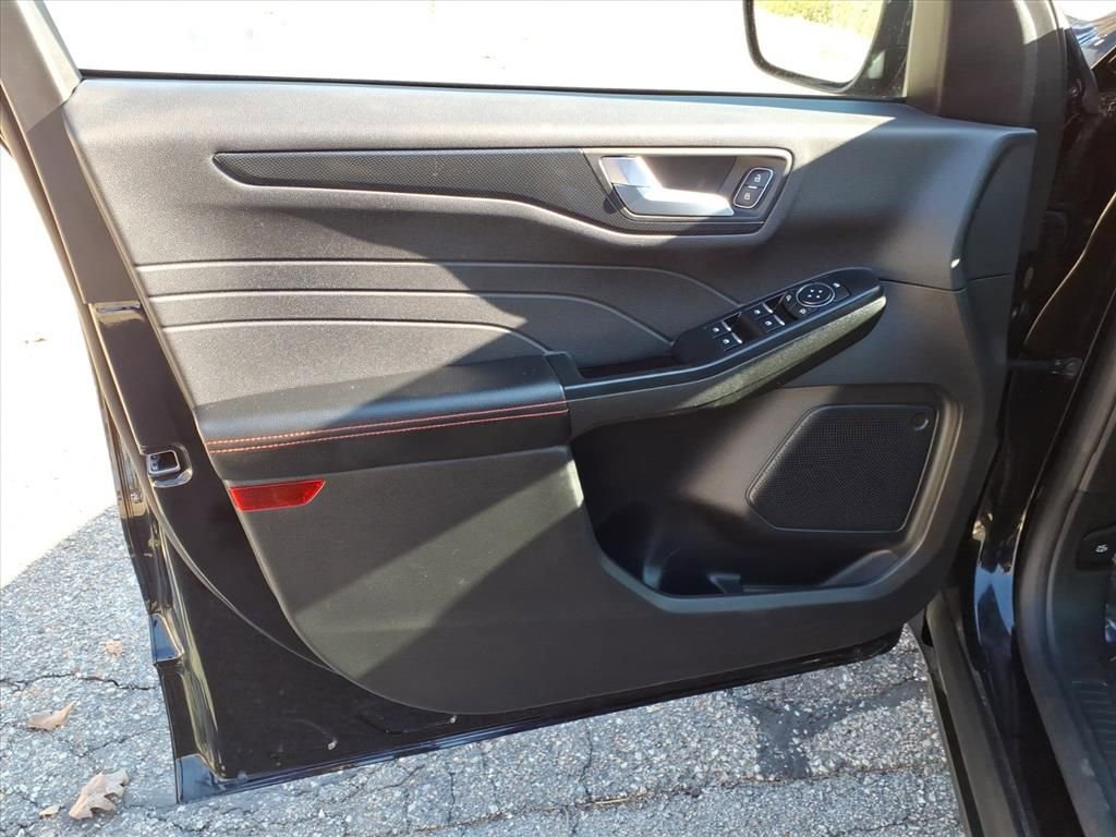 Certified 2025 Ford Escape ST-Line image 10