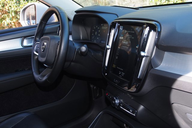 Used 2020 Volvo XC40 T4 Momentum image 10