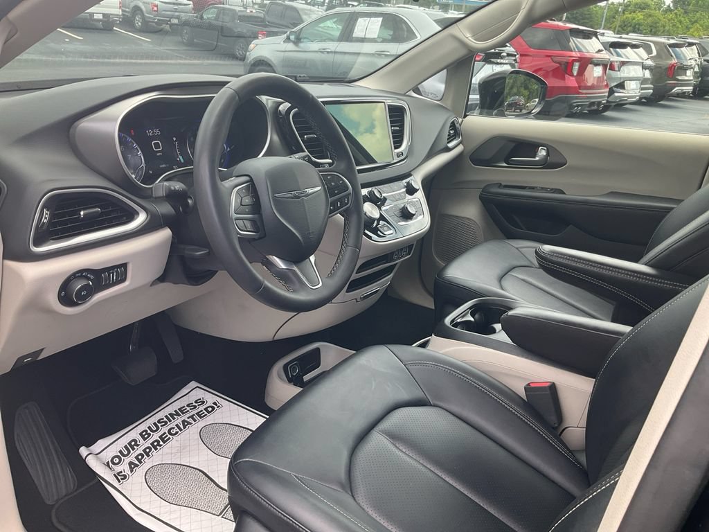 Used 2024 Chrysler Pacifica Touring-L FWD image 15