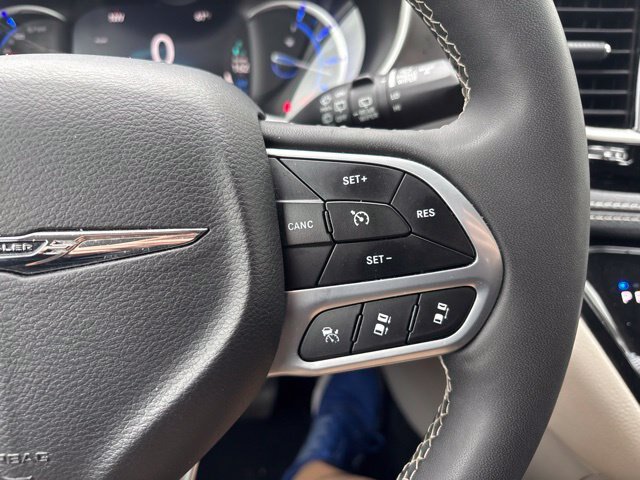 Used 2024 Chrysler Pacifica Limited FWD image 18