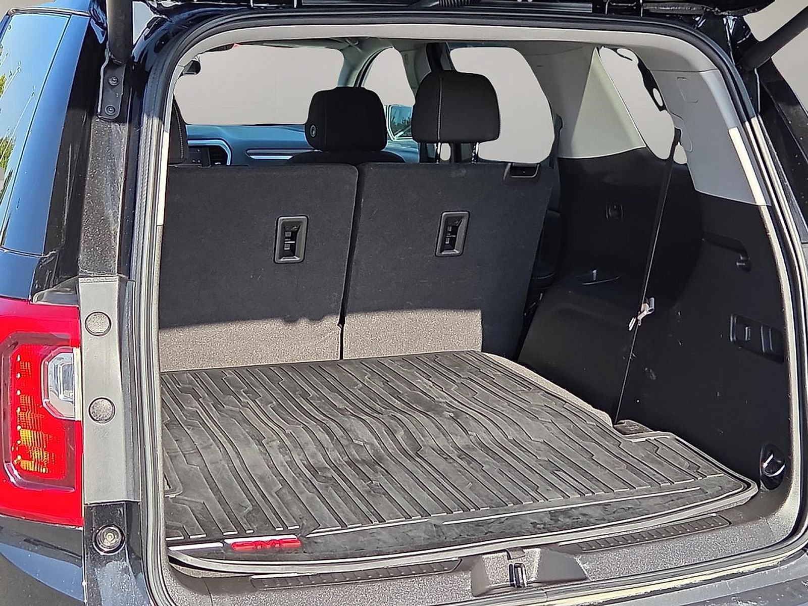 Used 2021 GMC Acadia SLE w/ Driver Convenience Package FWD image 8