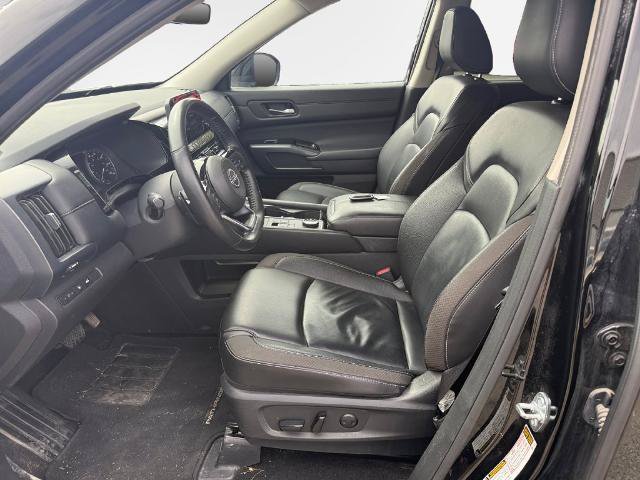 Used 2025 Nissan Pathfinder SL AWD/4WD image 12