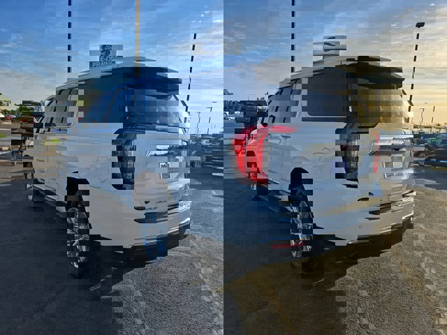 Used 2023 GMC Yukon XL SLT w/ SLT Luxury Package image 4