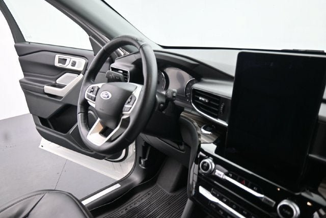 Certified 2023 Ford Explorer Limited w/ Limited Technology Package AWD/4WD image 17