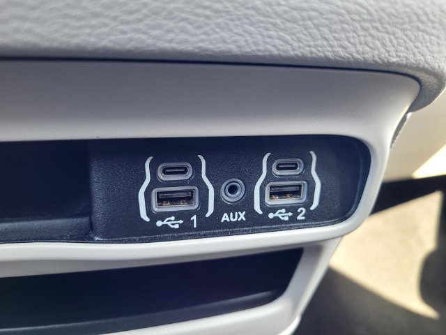 Used 2024 Chrysler Pacifica Touring-L FWD image 18