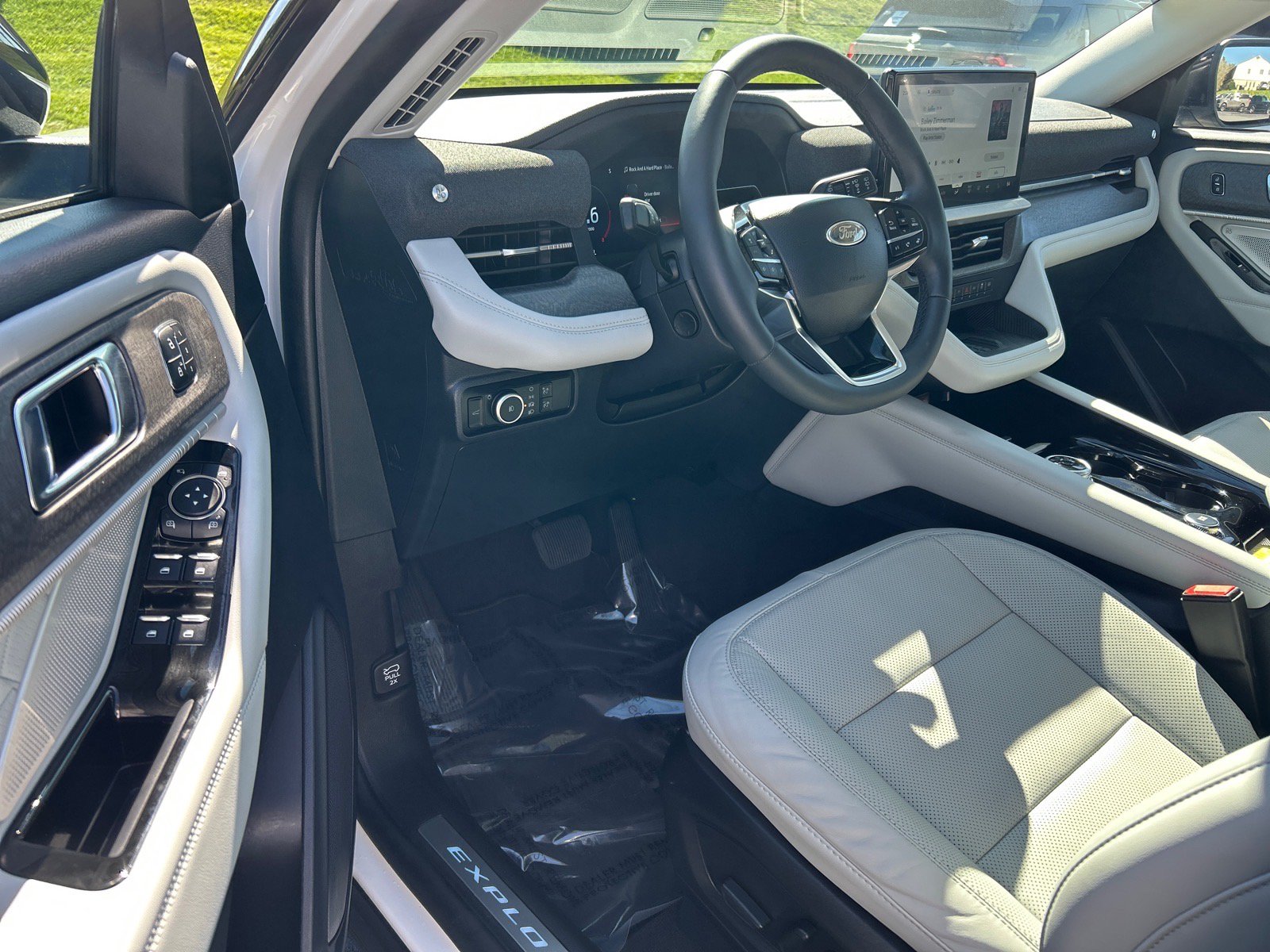 Certified 2025 Ford Explorer Platinum w/ Ultimate Package AWD/4WD image 5