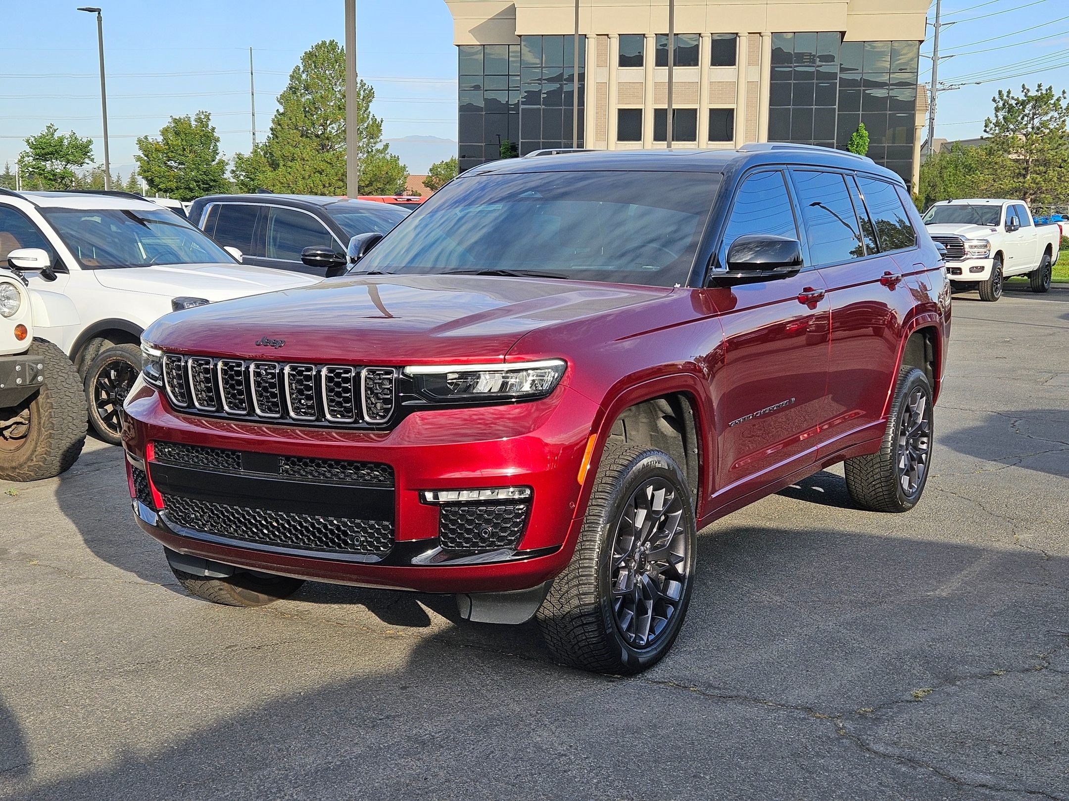 Used 2023 Jeep Grand Cherokee L Summit AWD/4WD image 10