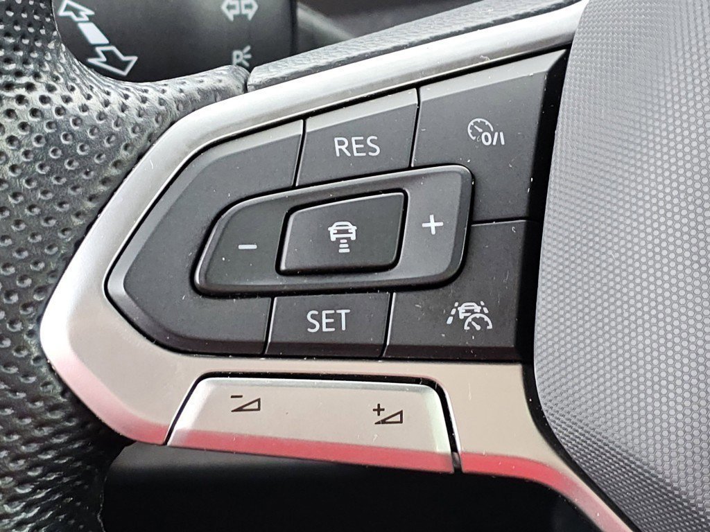 Used 2022 Volkswagen Atlas Cross Sport SEL R-Line image 18