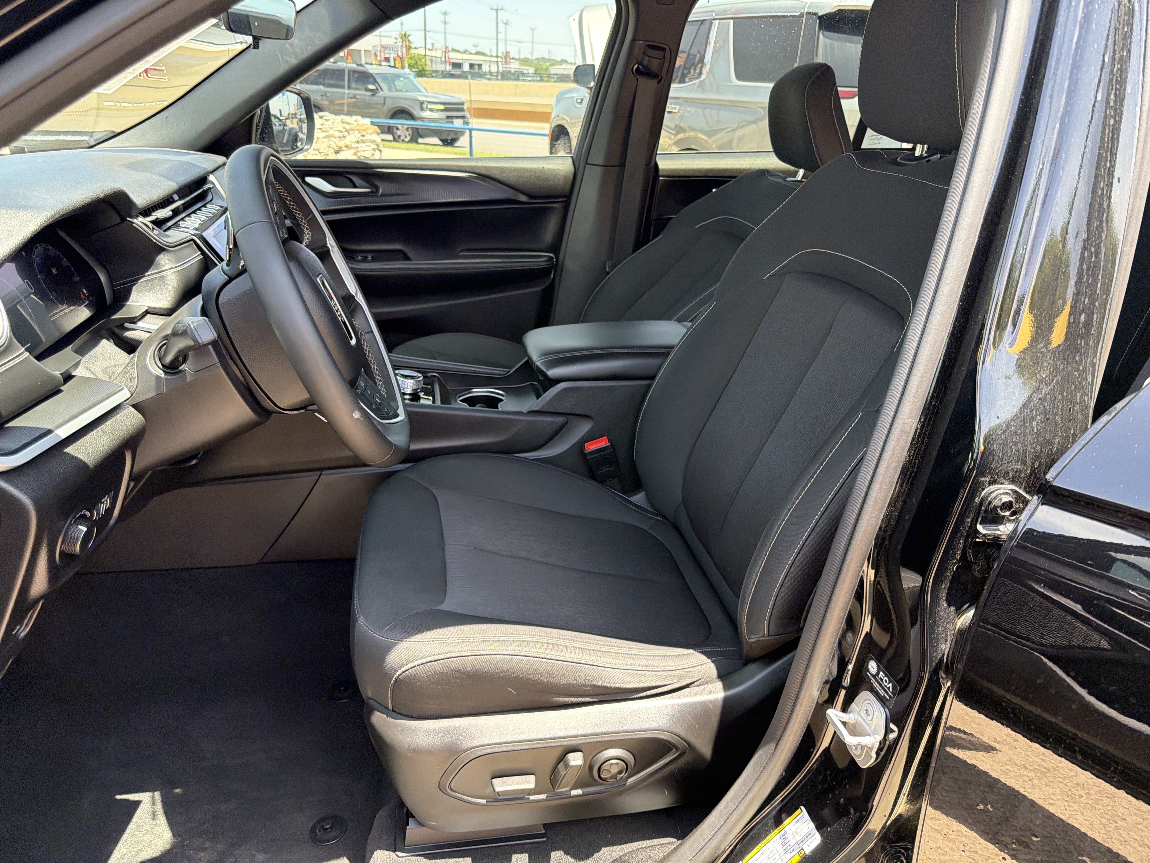 Used 2025 Jeep Grand Cherokee Laredo RWD image 13