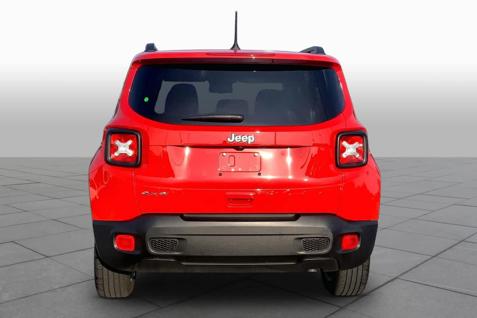 Used 2023 Jeep Renegade Latitude w/ Sun/Sound Group AWD/4WD image 5
