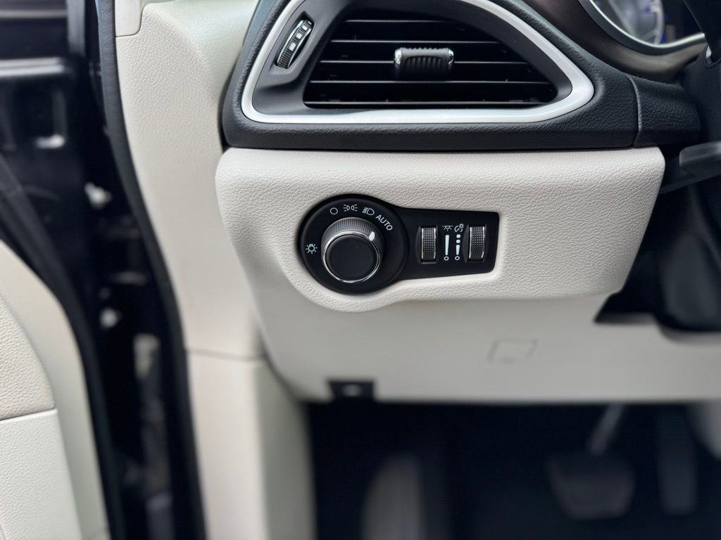 Used 2022 Chrysler Voyager LX image 11