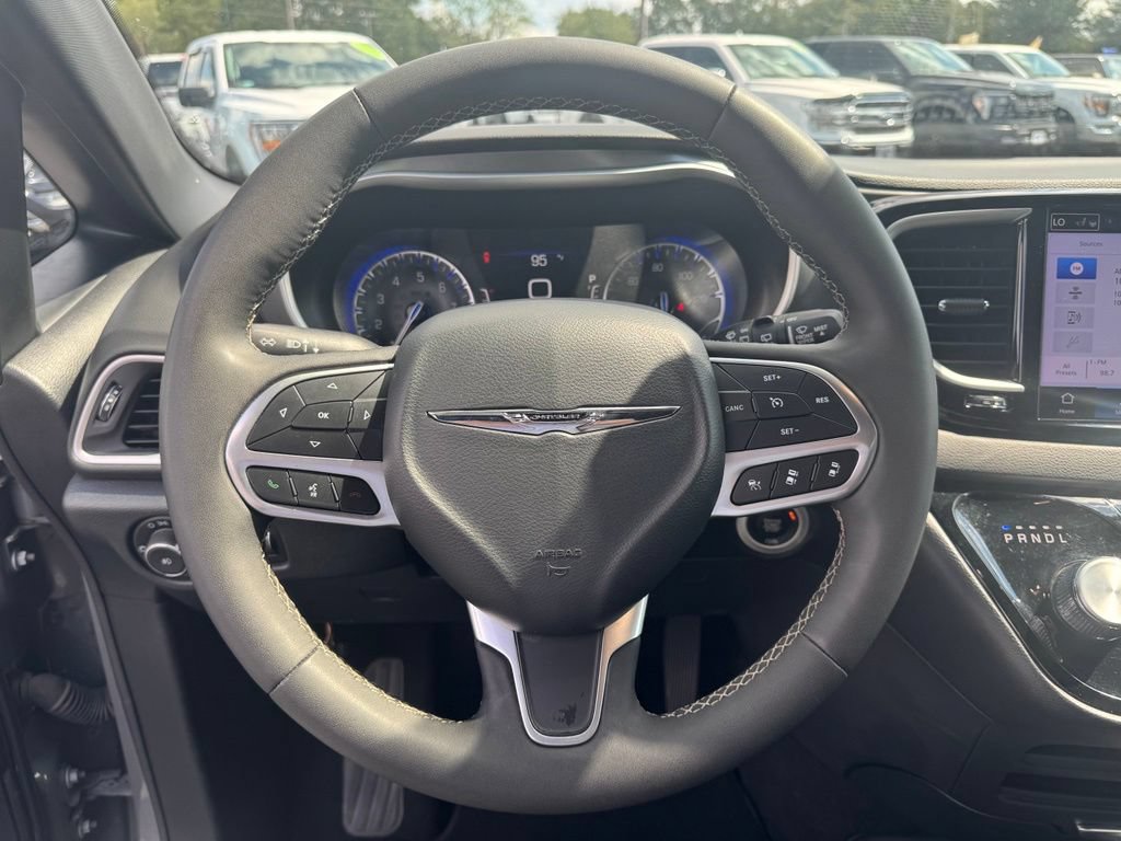 Used 2025 Chrysler Pacifica Select FWD image 8