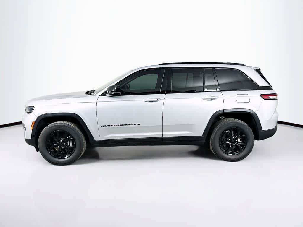 Used 2025 Jeep Grand Cherokee Altitude AWD/4WD image 3