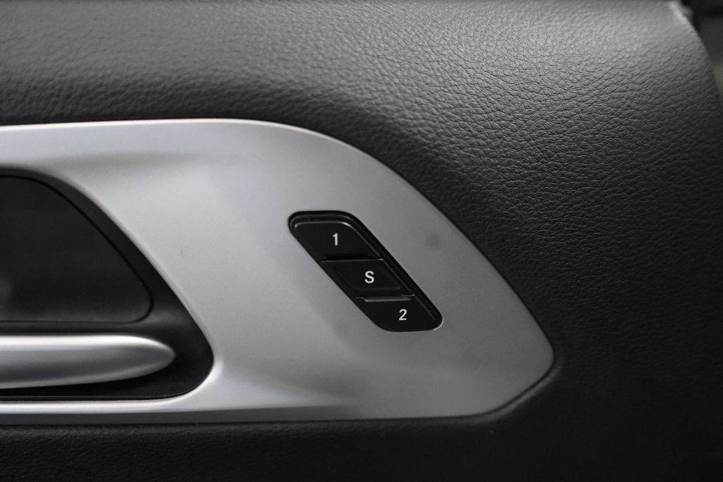 Used 2025 Chrysler Pacifica Limited FWD image 32